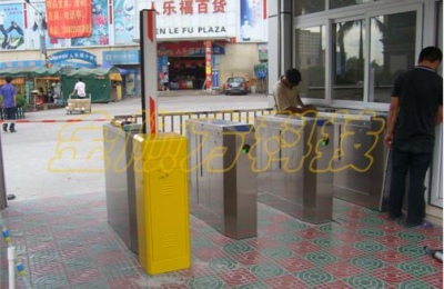 深圳某工厂大门通道 